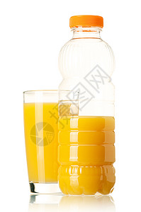塑料瓶中的橙汁和白色背景的玻璃图片
