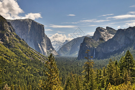 Yosemite山谷对面地洞视图显图片