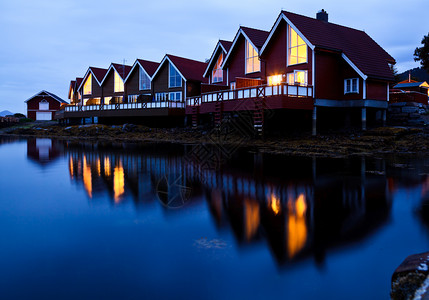 挪威莫尔德湾边露营地高清图片