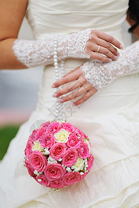 粉红色和白色花朵的婚礼花束图片