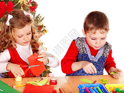 为圣诞节制作装饰卡的男女儿童校对P图片