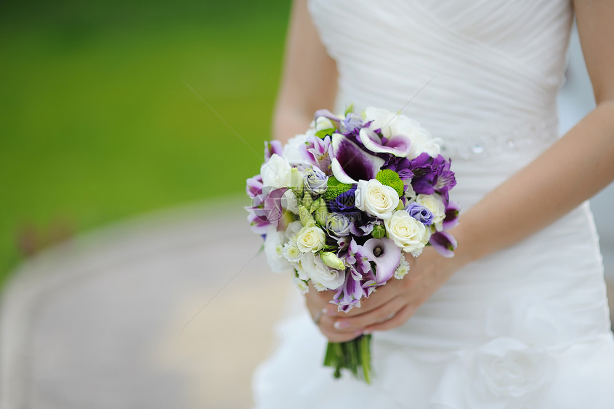 紫色和白色花朵的婚礼花束图片