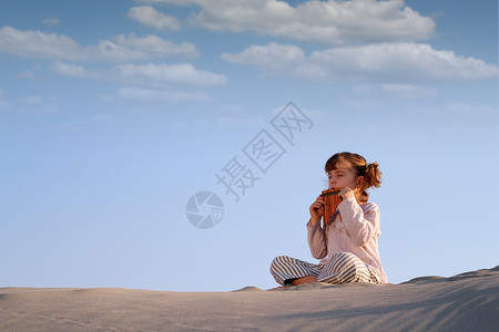 小女孩在排气高清图片