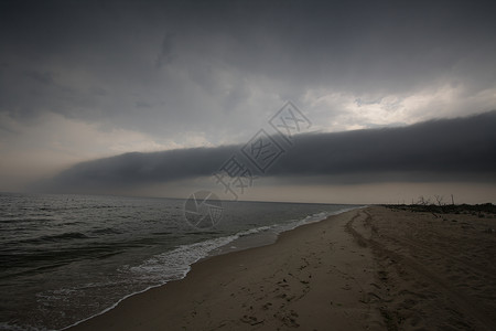 海岸恶劣天气的可怕云图片