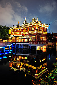 上海历史塔式建筑夜间图片