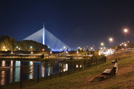 贝尔格莱德的新电缆桥在晚上有蓝光施工于2008年正式开工图片