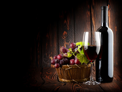 红酒与木制背景上的酒杯图片