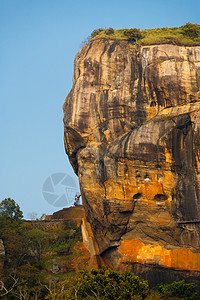 斯里兰卡锡吉里亚历史悠久的前堡垒和修道院狮子岩入口侧隐图片