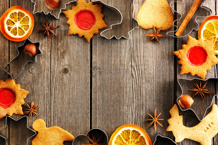 在木桌上的圣诞自制姜饼图片
