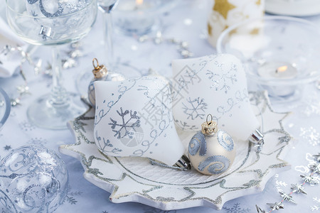 圣诞餐桌用银白色装饰背景图片