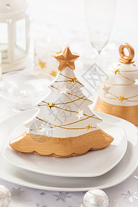 白色和金色调的圣诞节日餐桌图片