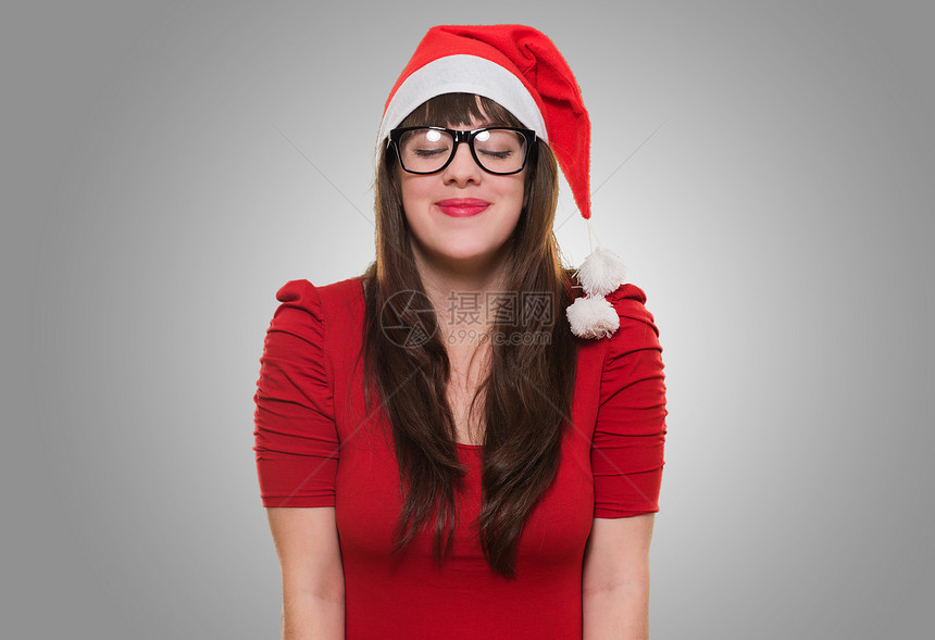 圣诞节妇女佩戴眼镜在灰色背图片