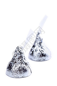 两杯巧克力吻银包装纸在白色图片