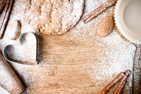 圣诞节和假日烘焙背景面粉烤盘心肉桂饼干和杏仁在木板图片