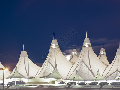 黄昏与满月的丹佛国际机场图片