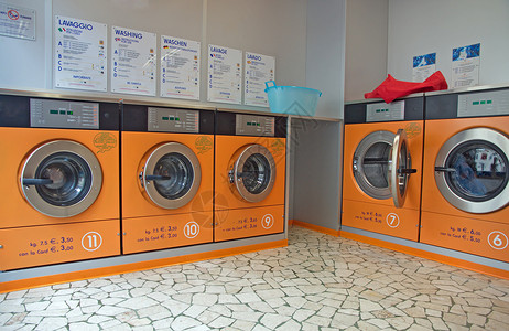 洗衣店里的橙色自动洗衣机图片