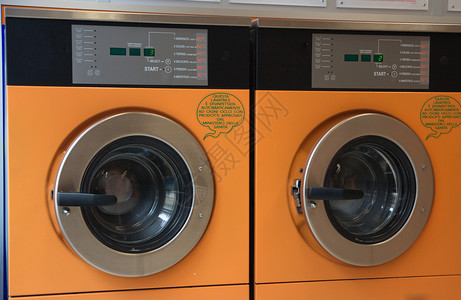 洗衣店里的橙色自动洗衣机图片