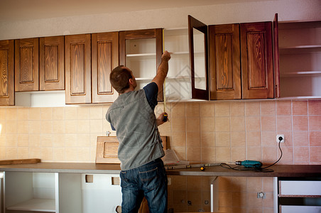 木匠正在做新的厨柜图片