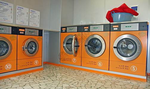 用于洗涤衣物的大型电子自动洗衣机图片