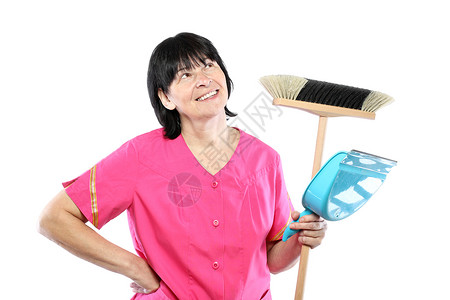 中年清洁女工手持扫帚和独木笔在图片