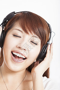 戴耳机听音乐的亚洲女图片