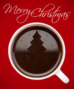 咖啡与红色表面上的圣诞树反射图片