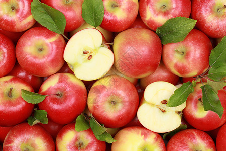 一组带叶子的红苹果高清图片