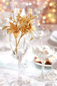 金枝在圣诞桌上白金色的姿势图片