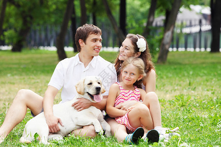 夏季公园的青年家庭外图片