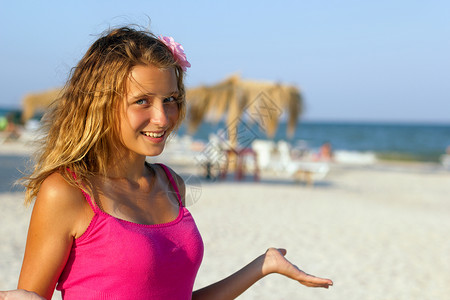 海滩上快乐的少女图片