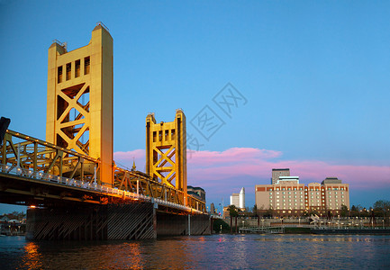 夜间萨克拉门托的金门吊桥图片