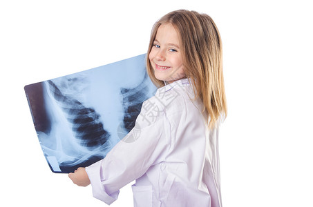 小女孩用X光片扮演医生图片