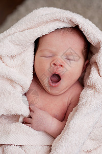 新生婴儿在浴巾洗澡后背景图片