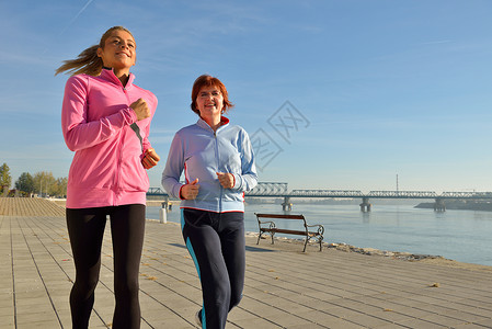 在海岸慢跑的母女图片