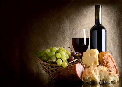 福马焦旧画布上的葡萄酒奶酪葡萄和香肠背景