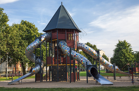 公园里空荡的儿童游乐场背景图片