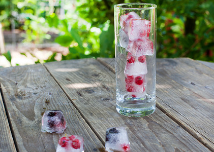 夏天在木桌上放着有蓝莓和红草莓图片