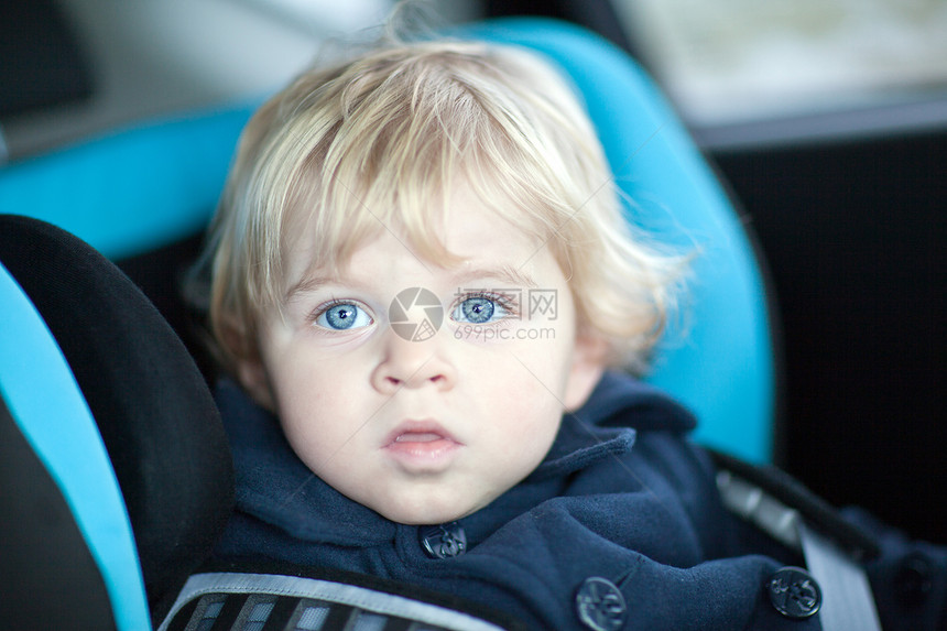 蓝色眼睛在汽车安全座图片