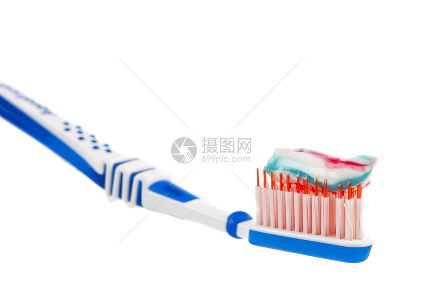 牙膏与牙刷隔离在白色背景图片