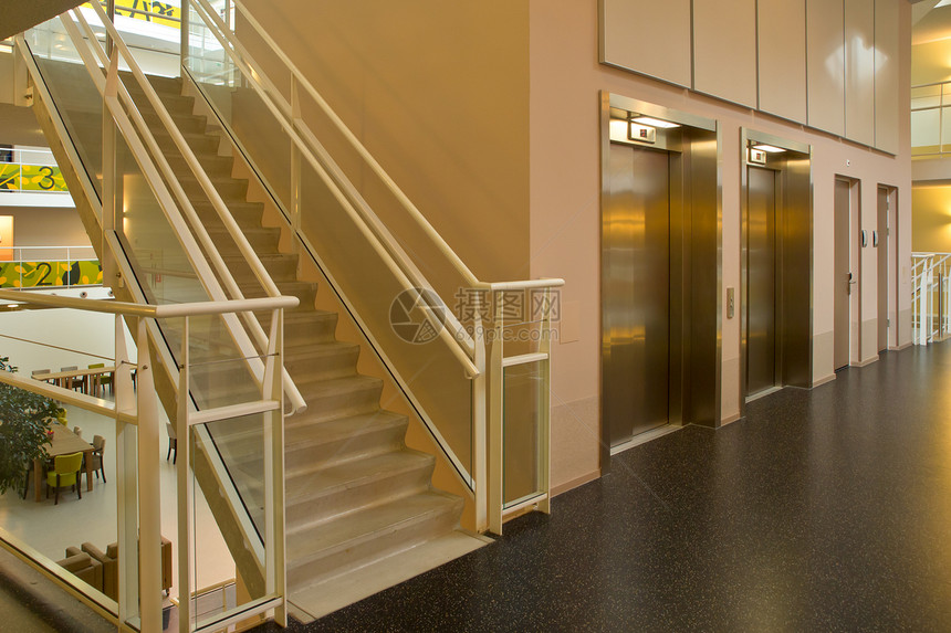 现代大都会大楼的电梯和玻图片