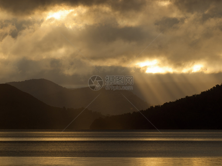 太阳的亮光在华卡雷莫阿纳湖图片
