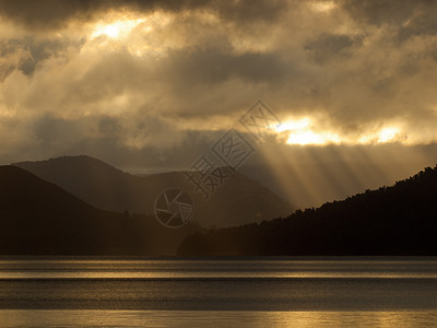 太阳的亮光在华卡雷莫阿纳湖图片