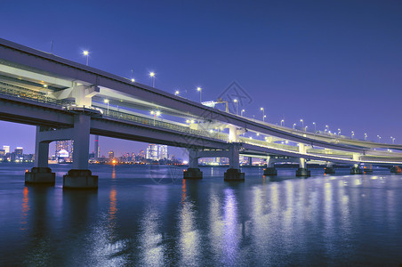 日本东京夜间海湾水域的桥架结构图片