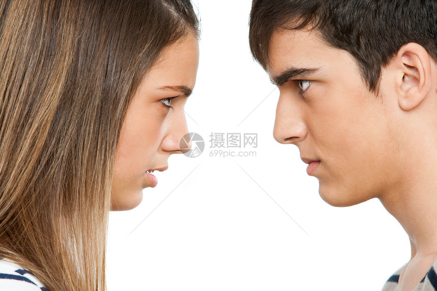年轻夫妇面部表情愤怒的近距离肖图片