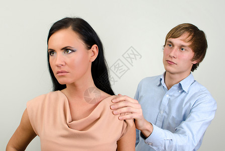 年轻夫妇吵架男人请求宽恕图片