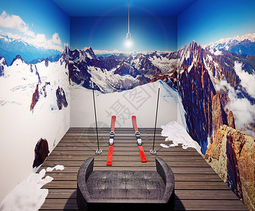 甲板椅滑雪机和三面有阿尔卑斯山照片的墙壁图片