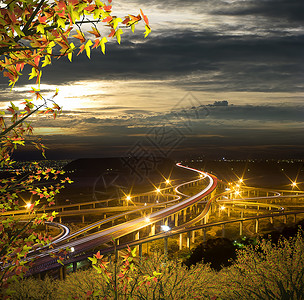 晚上在高速公路上车灯照亮亚洲图片
