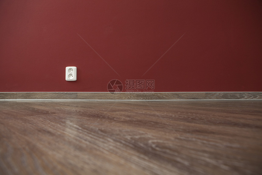 红色内墙和木地板图片