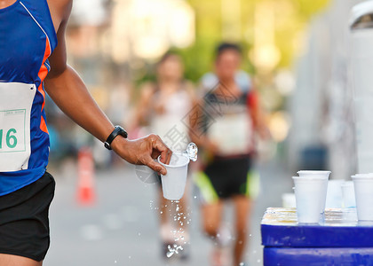 马拉松选手在服务点取水背景图片