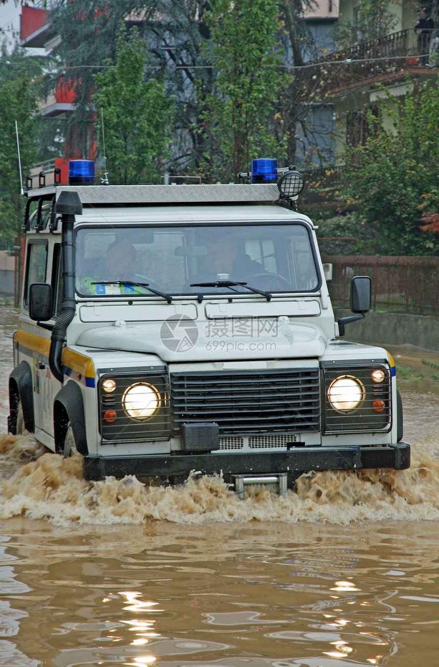 救援车以一种在洪水期间完全被淹的方式图片